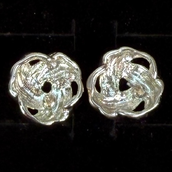Pretty vintage Silvertone knot weighted pierced earrings - Picture 3 of 7